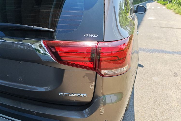 三菱 欧蓝德 2020款 2.4L 四驱致享版 7座车身外观6006