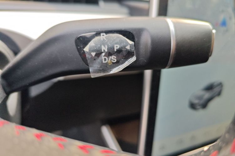 哪吒汽车 哪吒V 2022款 潮 300 Lite 三元锂中控内饰18