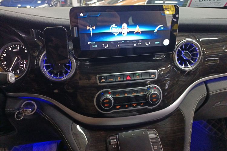 奔驰 威霆 2020款 2.0T 商务版 7座中控内饰16