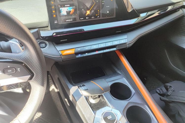 长安UNI-V 2022款 1.5T 尊贵型中控内饰18