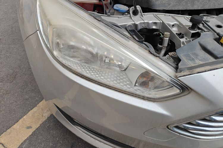 福特 福克斯 2015款 三厢 1.6L 自动风尚型车身外观6006