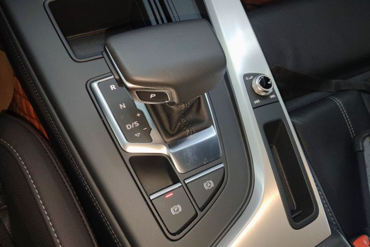 奥迪A4L 2020款 40 TFSI 时尚动感型局部细节18