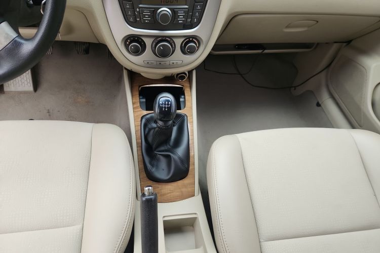 别克 凯越 2015款 1.5L 手动经典型中控内饰18