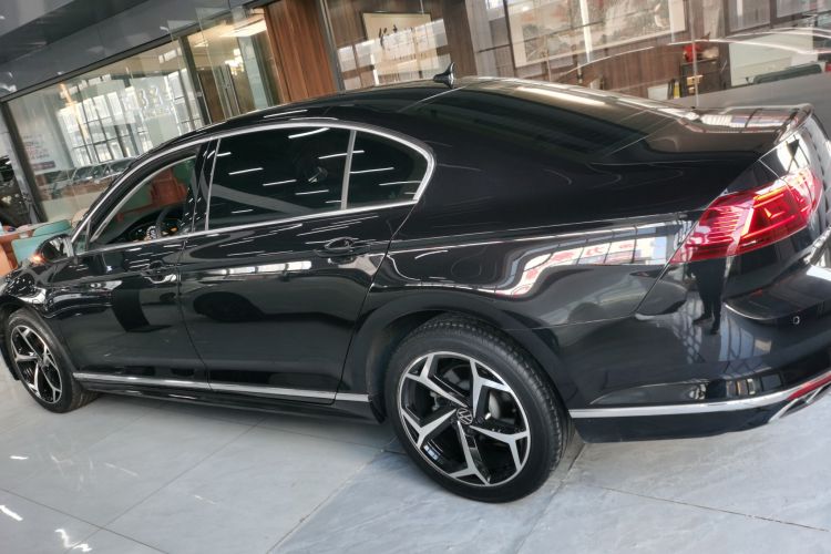 大众 迈腾 2023款 200万辆纪念版 330TSI DSG领先型车身外观4