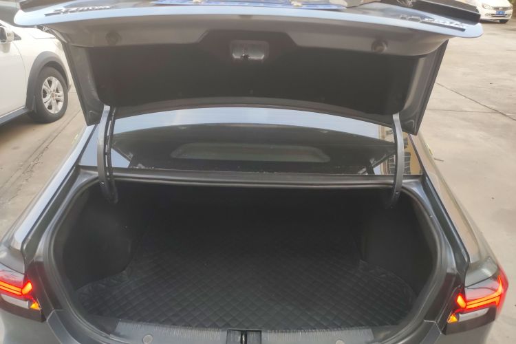 荣威i6 MAX 2020款 300TGI 自动爽酷天幕版机舱底盘23