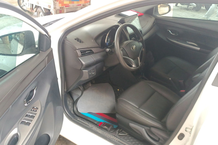 丰田 YARiS L 致炫 2015款 1.5E 自动魅动版中控内饰7003