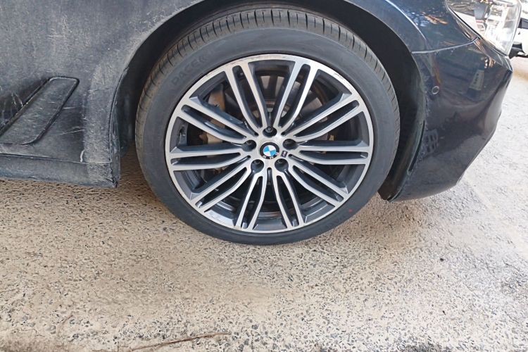 宝马5系 2018款 改款 530Li 尊享型 M运动套装车身外观10