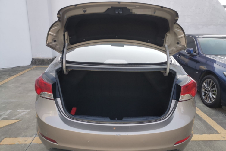 现代 朗动 2012款 1.6L 自动时尚型中控内饰23