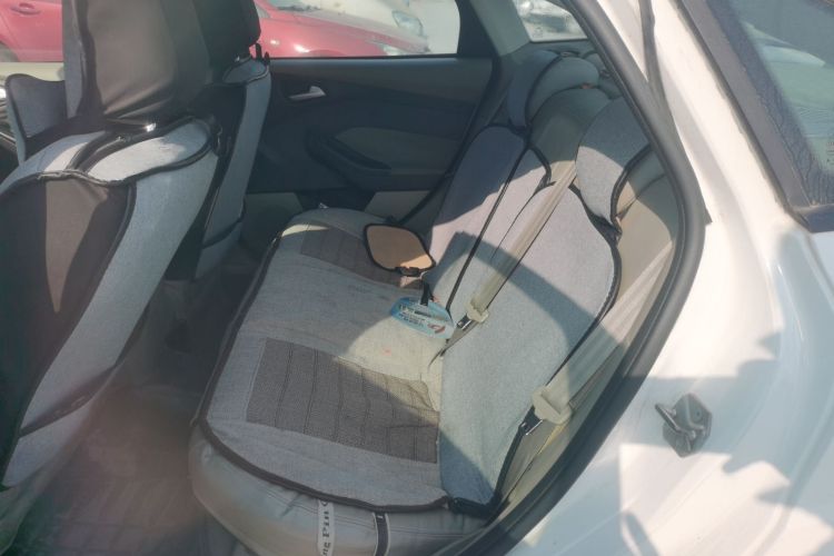 福特 福克斯 2012款 三厢 1.6L 手动舒适型中控内饰21