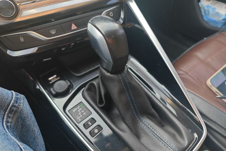 标致308 2016款 1.6L 自动豪华版中控内饰18