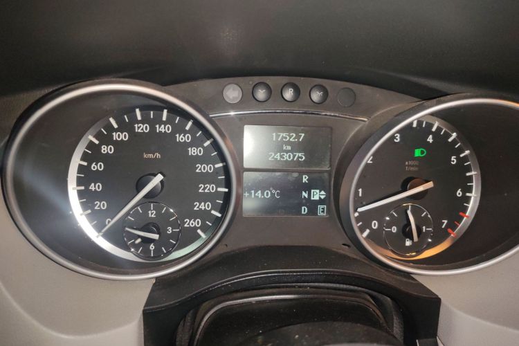 奔驰R级 2010款 R 350 L 4MATIC中控内饰15