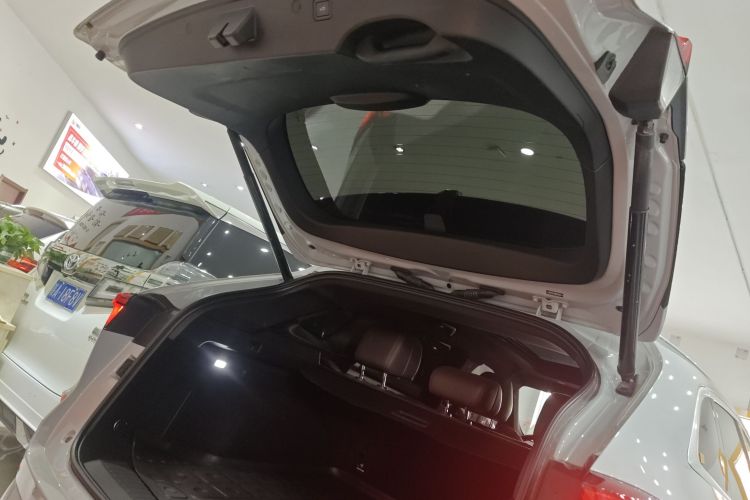 魏牌 摩卡 2021款 2.0T 两驱特醇版机舱底盘23