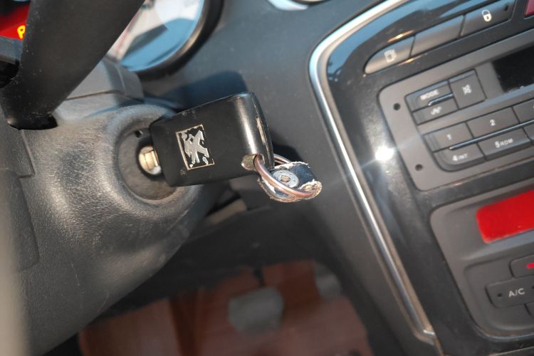 标致308 2014款 乐享版 经典 1.6L 自动风尚型中控内饰11