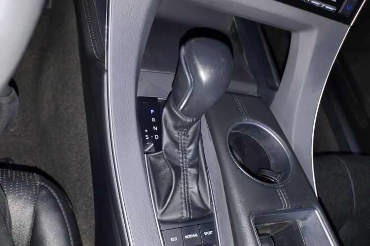 丰田 亚洲龙 2019款 双擎 2.5L XLE尊贵版 国VI中控内饰18