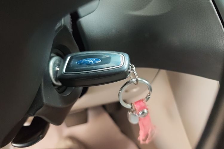 福特 福克斯 2017款 三厢 1.6L 自动舒适型智行版中控内饰7001