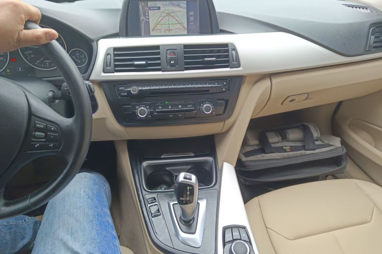 宝马3系 2013款 316i 进取型中控内饰18