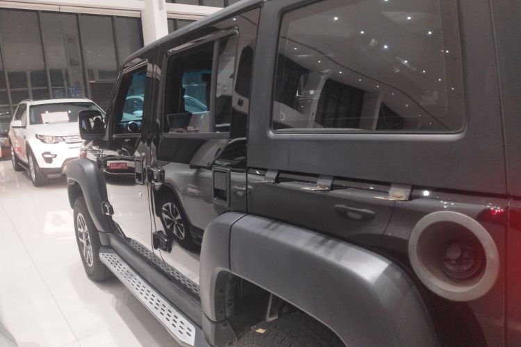 北京越野 北京BJ40 2016款 40L 2.3T 自动四驱尊享版车身外观4