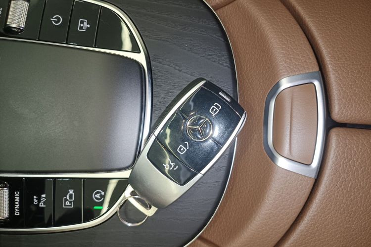 奔驰E级 2023款 改款 E 300 L 运动豪华型中控内饰11