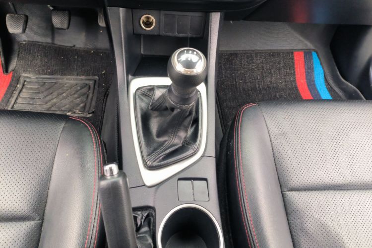 丰田 雷凌 2016款 1.6G 手动精英版中控内饰18