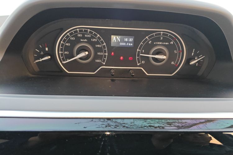 上汽大通MAXUS 新途V80 2021款 2.0T AMT经典傲运通短轴中顶5/6座中控内饰14