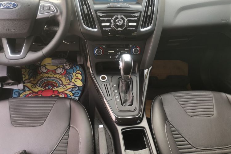 福特 福克斯 2015款 三厢 1.6L 自动风尚型中控内饰18