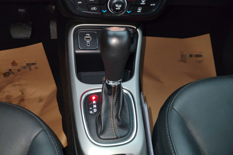 Jeep 指南者 2019款 200T 自动家享-互联大屏版中控内饰18