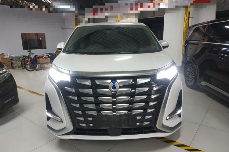 腾势D9 2022款 DM-i 970 四驱尊荣型车身外观2