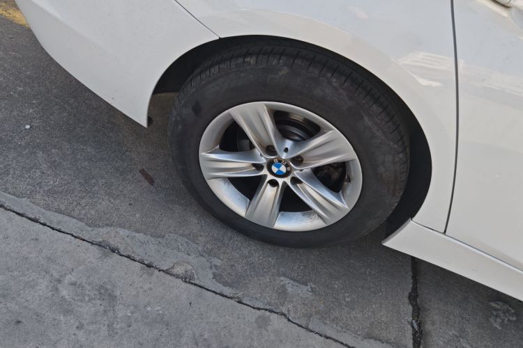 宝马3系 2015款 320i 超悦版时尚型车身外观6008