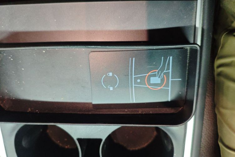 特斯拉 Model Y 2023款 长续航全轮驱动版中控内饰7001