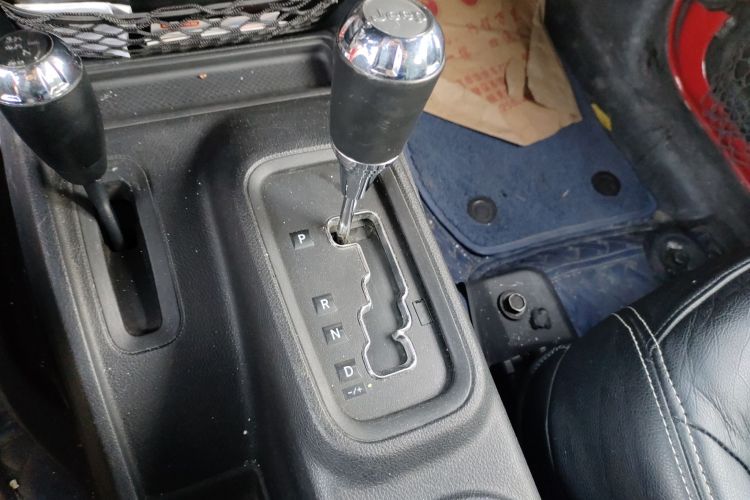 Jeep 牧马人 2014款 3.0L Sahara 四门版中控内饰18