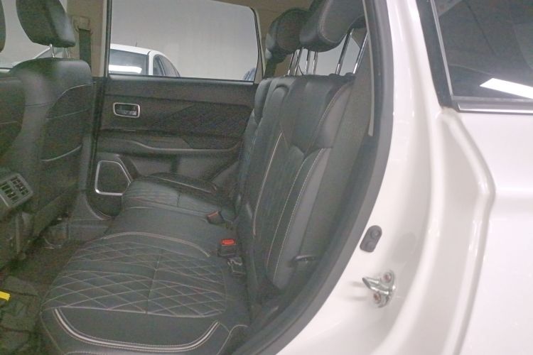 三菱 欧蓝德 2020款 2.4L 四驱致享版 7座中控内饰21