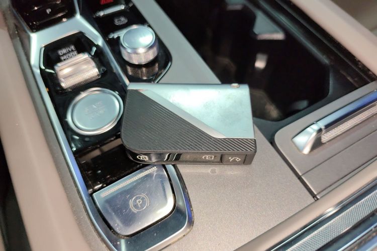 领克09 EM-P 2023款 2.0TD EM-P 远航版PM 六座中控内饰11