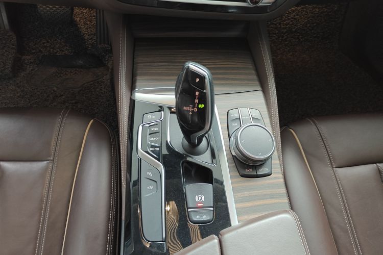 宝马5系 2019款 530Li 尊享型 豪华套装中控内饰18