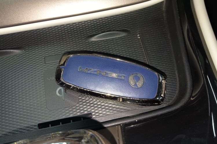 腾势D9 2022款 DM-i 970 四驱尊荣型中控内饰7001