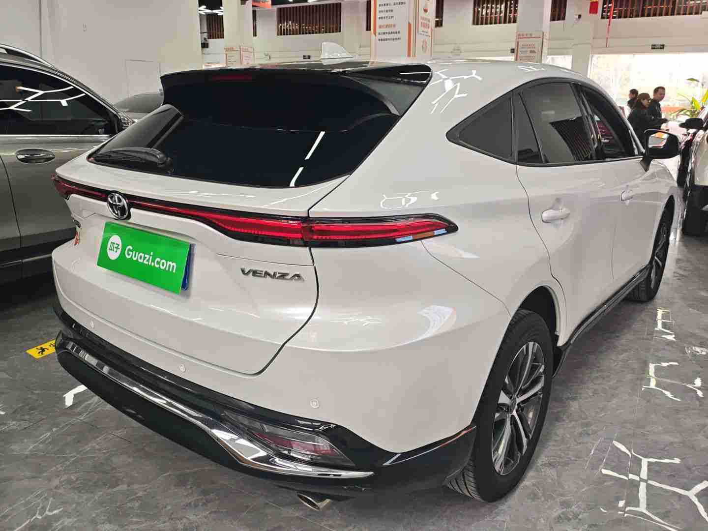 车辆右后45度外观展示