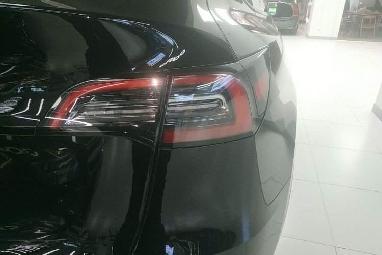 特斯拉 Model Y 2022款 改款 长续航全轮驱动版车身外观9