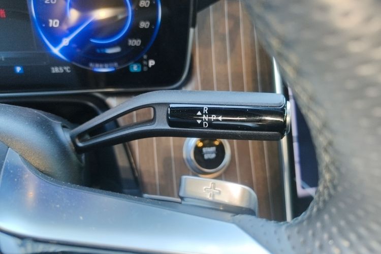 奔驰EQE 2022款 350 豪华版中控内饰18