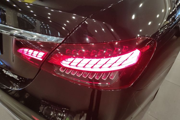 奔驰E级 2023款 改款 E 300 L 运动时尚型车身外观9