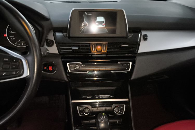 宝马2系旅行车 2016款 218i 领先型中控内饰16