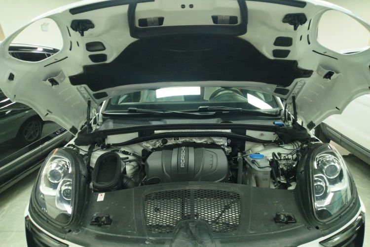 保时捷 2017款  Macan 2.0T机舱底盘24