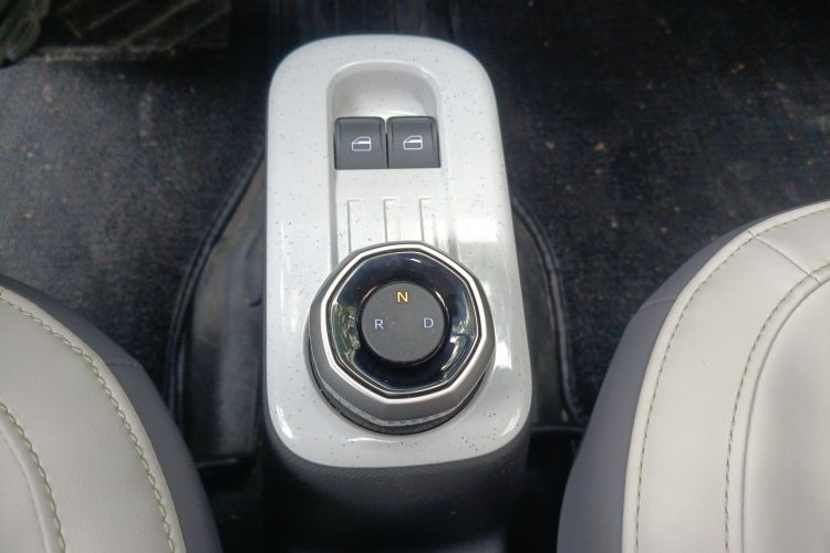 吉利银河 2024款 200km 熊猫骑士中控内饰18