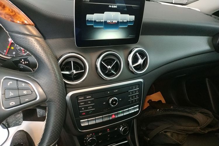 奔驰GLA 2017款 GLA 220 4MATIC 豪华型中控内饰16