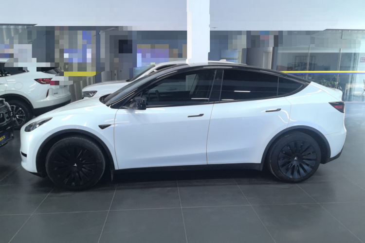 特斯拉 Model Y 2024款 后轮驱动版车身外观4