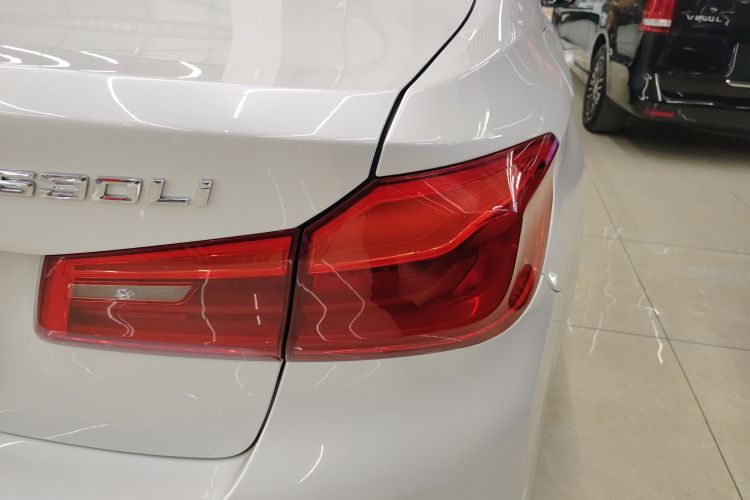 宝马5系 2019款 改款 530Li 领先型 M运动套装车身外观9