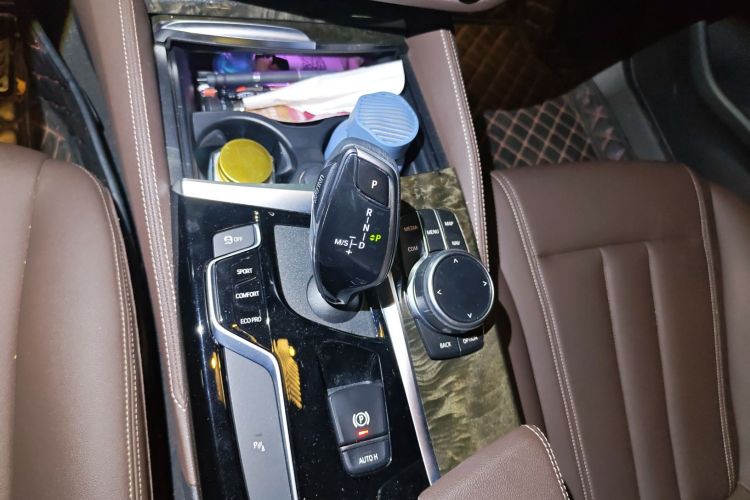 宝马5系 2019款 改款 525Li M运动套装中控内饰18