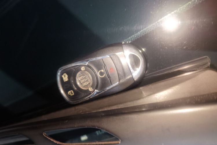 别克GL8 2017款 25S 尊贵型 国V中控内饰11