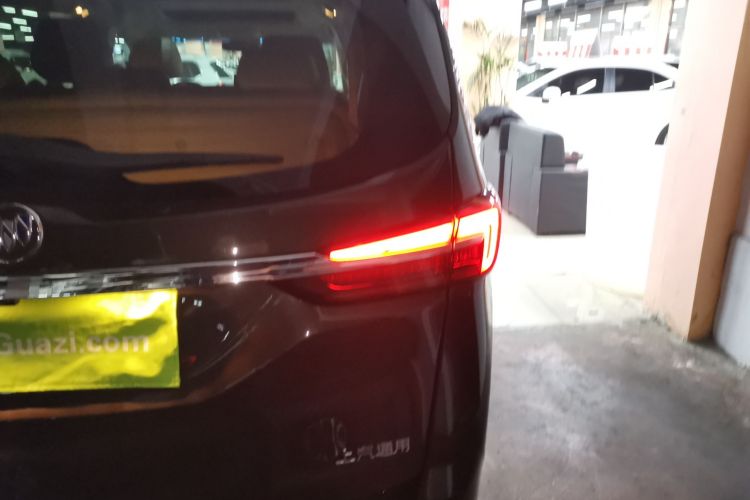 别克GL8 2021款 陆上公务舱 652T 豪华型车身外观9