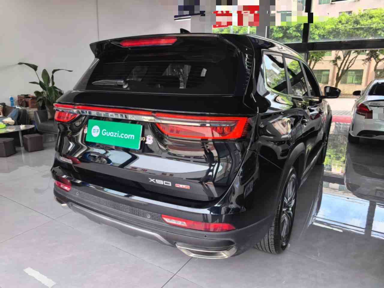 车辆右后45度外观展示