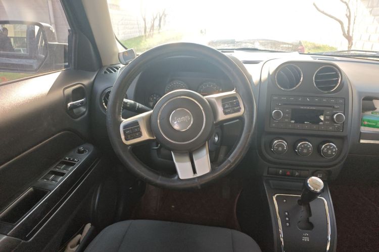 Jeep 自由客 2015款 2.4L 运动版中控内饰13