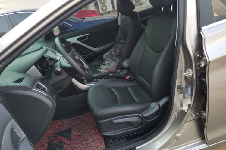 现代 朗动 2012款 1.6L 自动时尚型中控内饰19